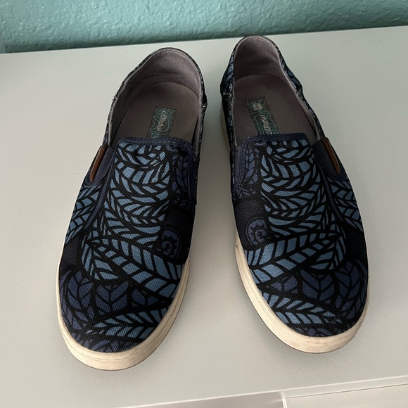 Patterned Olukai Slip On Shoes EUC - Picture 2 of 8